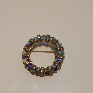 Warner 1960s Gold Tone Aurora Borealis Rhinestone Wreath Circle Brooch Pin